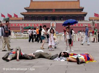 Туристы из США, Канады и Германии изобразили убитых тибетцев на площади Тяньаньмень в Пекине. Фото: Deutsche Welle
