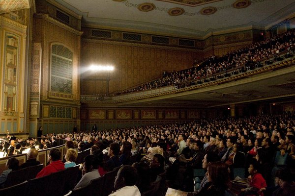Полный аншлаг в концертном зале Civic Auditorium на выступлениях труппы DPA. 1 января 2009 г. 