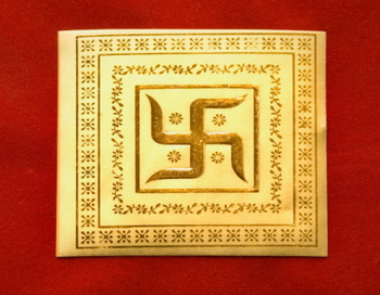 Слово «свастика» походить із санскриту (давньоіндійської мови). На санскриті воно звучить як «свасті» і означає привітання, побажання удачі. Фото: PhotosIndia.com / Getty Images