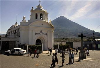 Гватемала: Тисячі людей забралися на згаслий вулкан. Фото: ORLANDO SIERRA/Getty Images