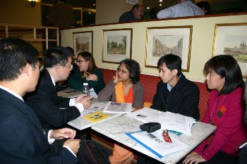 Специальный докладчик ОНН по вопросу о свободе религии и убеждений Асма Джахангир (третья справа) слушает одного из участников встречи, рассказывающего о преследований в отношении Фалуньгун в Китае. Фото: Хун Вэй