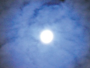 Місяць над Німеччиною 18 жовтня 2005 року. Фото: Pixelquelle