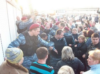 Группа работников КП «Благоустройство» со спецтехникой и отрядом вооруженной милиции в начале шестого утра начали снос рынка «Лесной» в Киеве. Фото: maidan.org.ua