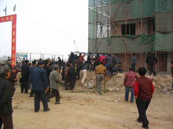 Крестьяне пытаются помешать сносить их дом. Фото с epochtimes.com