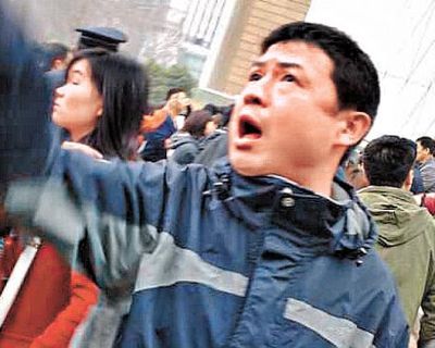 Акция протеста в защиту платанов. Город Нанкин. Март 2011 год. Фото с kanzhongguo.com