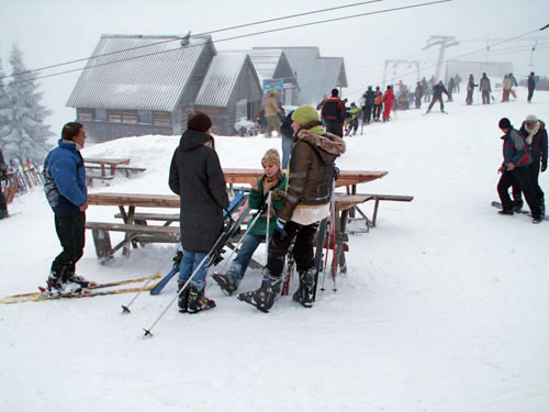 На вершине горы можно воспользоваться услугами проката горнолыжного снаряжения. Фото: Елена Подсосонная/TURNE