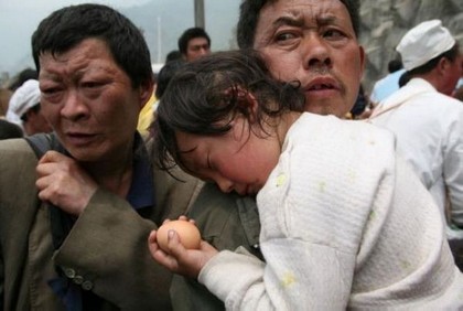 Только через три дня после землетрясения китайские власти впустили иностранных спасателей. China Photos/Getty Images