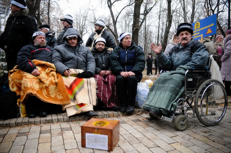 Чорнобильці з різних регіонів України проводять безстрокову голодовку в Маріїнському парку напроти Кабінету міністрів України 1 грудня 2011 року. Фото: Володимир Бородін/The Epoch Times Україна