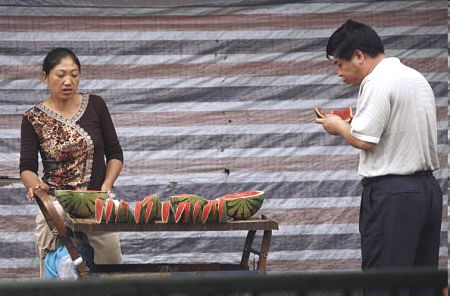 Продавщиця кавунового лотка на одній з пекінських вулиць. PETER Parks/afp/getty Images