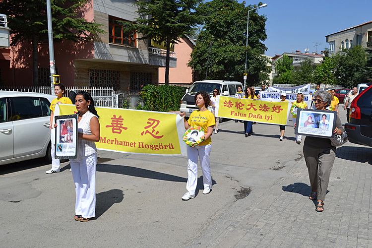Акция последователей Фалунь Дафа в Турции 20 июля 2012 года. Фото: The Epoch Times