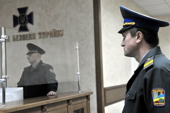 Сотрудники Службы Безопасности в приемной спецслужбы. Фото: Владимир Бородин/The Epoch Times