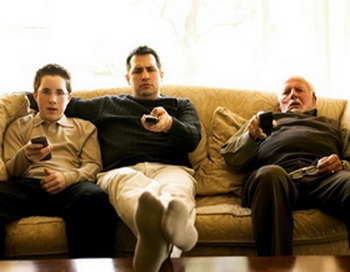 Імовірність того, що діти будуть проводити довгі години перед телевізором, стає реальніше, якщо у їхніх батьків є така звичка. Фото: photos.com
