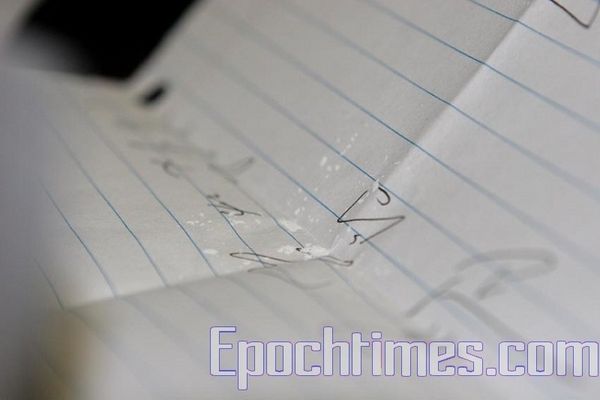 Белый порошок, который был в письме. Фото: The Epoch Times