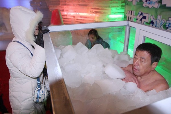 Чень Кецай поставив новий рекорд Гіннеса по переносимості холоду. Фото з epochtimes.com