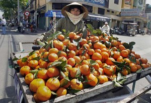 Уличный продавец продает апельсины в центре города Хошимин. Фото: Hoang Dinh Nam/AFP/Getty Images