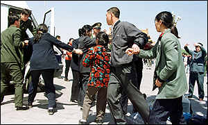 Полицейские арестовывают последователей Фалуньгун. Пекин, Китай. Фото с epochtimes.com