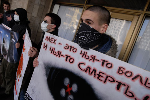 Акція проти хутряної індустрії «Звірі не носять чужих шуб або Манькіні сльози» у Києві біля Палацу Спорту 4 лютого. Фото: Велика Епоха