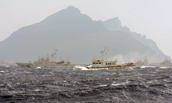 Тайванськоу судну (праворуч) заблокував шлях японський охоронний корабель. Фото: SAM YEH / AFP / GettyImages