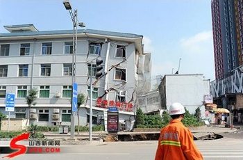 Зруйнована частина будівлі лікарні. Провінція Шаньсі. Китай. 12 серпня 2010 р. Фото: epochtimes.com 