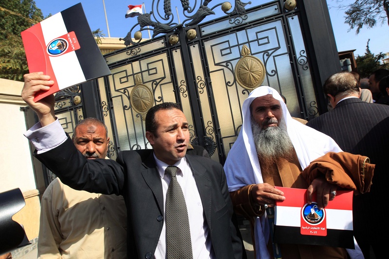 Єгипетські кандидати в президенти тримають папки після реєстрації своїх імен у Каїрі 10 березня 2012. Фото: KHALED DESOUKI/AFP/Getty Images