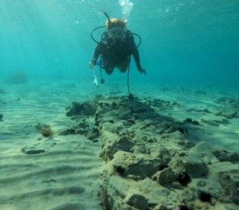 Водолаз пропливає над однією з недавно виявлених стін у Павлопетрі. Фото люб'язно надано університетом Ноттінгема, Великобританія