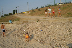 Собранный мусор на пляже в Ильичевске. Фото: Сергей Лучезарный/Великая Эпоха