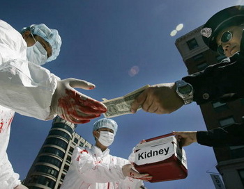 Інсценування оплати за незаконно вирізані в Китаї людські органи. 19 квітня 2006 року, Вашингтон, США. Фото: Jim Watson/AFP/Getty Images