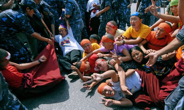 Поліція затримала більше 30 тибетських протестувальників, які зібрався біля будівлі консульства Китаю. Фото: PRAKASH MATHEMA/AFP/Getty Images