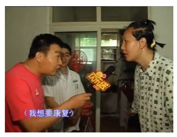 Чень Цзя дає інтерв'ю газеті «Женьмінь Жибао». Чень стала розмовляти англійською краще, ніж рідною китайською, після отруєння чадним газом. Скріншот: Epoch Times