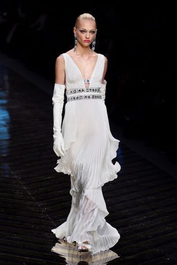 Кращі колекції жіночого одягу, представлені на показі мод в Парижі. Фото: AFP PHOTO/FRANCOIS GUILLOT 