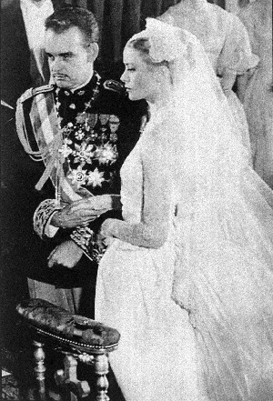 Голівуд в Монако: весільна церемонія князя Рен’є й Грейс Келлі в Монако, 19 квітня 1956 року. Сукня Грейс Келлі була подарунком від студії MGM, з якою був підписаний контракт, що дає право на зйомки всієї події. Фото: STF/AFP/Getty Images