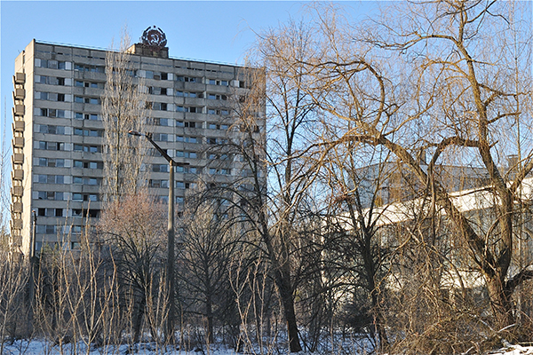 Будівля з іржавим гербом СРСР на даху. Фото: Володимир Бородін/The Epoch Times