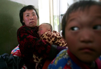 Детское отделение второй народной больницы г.Фуян уже переполнено больными кишечной болезнью EV71. Фото: ChinaPhotos/GettyImages