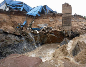 С момента аварии на шахте в Синтае провинции Шаньдун прошло десять дней. Фото: China Photos/Getty Images