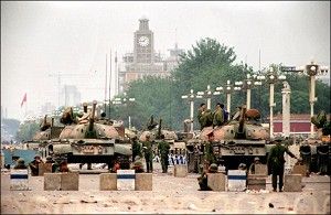 Танки охраняют стратегическую дорогу, ведущую к площади Тяньаньмэнь, 6 июня 1989 года. 4 июня 1989 года китайские войска насильственно ворвались на площадь Тяньаньмэнь, чтобы покончить с протестующими студентами. Тысячи демонстраторов было убито по пути д