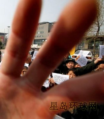 Любое выражение народного недовольства китайское правительство воспринимает как угрозу своей власти. Фото с epochtimes.com