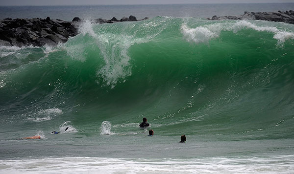 Огромные волны притягивают серферов на серф-споте «The Wedge». Фото: Kevork Djansezian/Getty Images