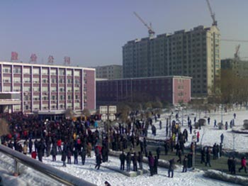 Более тысячи рабочих сталелитейного завода в Цзилинь собралось на митинге протеста. Фото: RFA