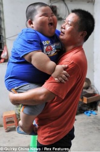 Трирічний хлопчик важить 60 кг. Фото: kanzhongguo.com