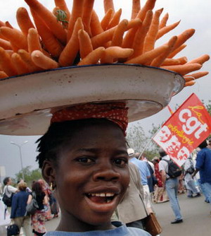 Молодая девушка продает морковь в Бамако. Фото: JEAN-PHILIPPE KSIAZEK/AFP/Getty Images