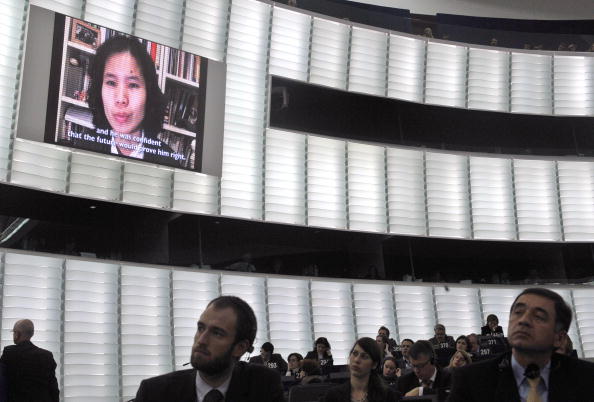 Присутствующие на церемонии награждения премией Сахарова смотрят видео-послание жены Ху Цзя. Фото: AFP