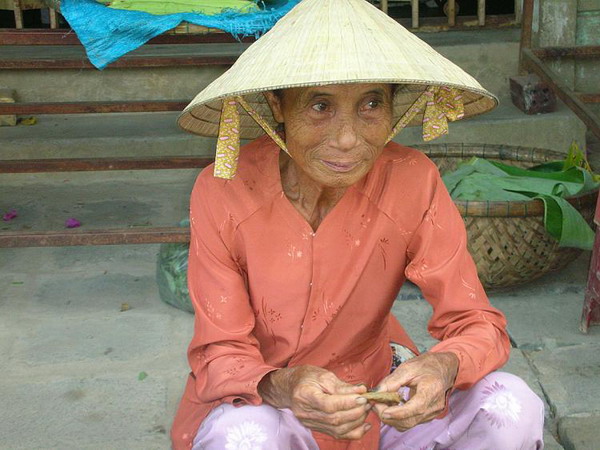 Спокій: короткий відпочинок жінки на ринку в Хой Ан. Фото з сайту theepochtimes.com