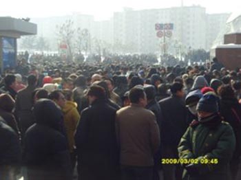 Более тысячи рабочих сталелитейного завода в Цзилинь собралось на митинге протеста. Фото: RFA