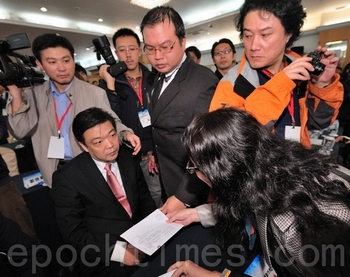 Заступнику мера Пекіна Цзі Ліню вручають документ про те, що на нього подано судовий позов із звинуваченням у геноциді. Тайвань (Китайська Республіка). Грудень 2010 р. Фото: epochtimes.com
