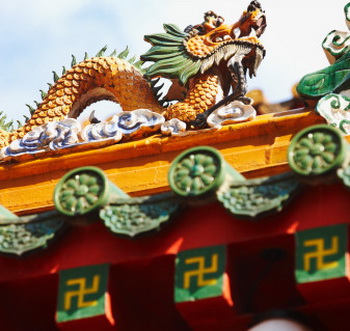 У Китаї свастика — це символ Чоловічого (Ян) і Жіночого (Інь) початків, символ обертання світів і Всесвіту. Фото: Nash Photos / Getty Images