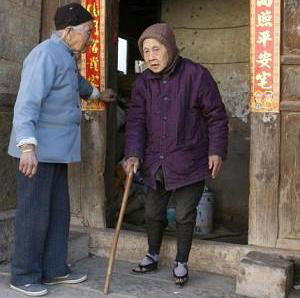 Пожилая женщина с забинтованными ступнями выходит на прогулку. Фото: Getty Images