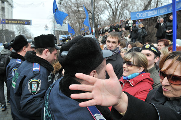 Міліція витісняє з проїжджої частини учасника акції працівників сфери освіти і науки з вимогою підвищення зарплати біля Кабінету Міністрів України 22 березня 2011 року. Фото: Володимир Бородін / The Epoch Times Україна