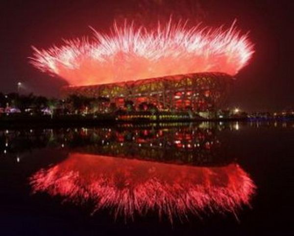 Китайські глядачі скаржилися, що під час церемонії відкриття Олімпійських ігор було задіяно багато виконавців і світлових ефектів, щоб справити певне враження, але не була відображена китайська традиційна культура. Фото: Clive Rose/Getty Images