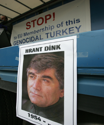 Плакат, на котором изображен турецкий журналист армянского происхождения Грант Динк, убитый в январе 2007 г. турецким националистом, - часть демонстрации, призывающей ЕС потребовать от Турции признания геноцида армян. Фото: John Thys/AFP/Getty Images