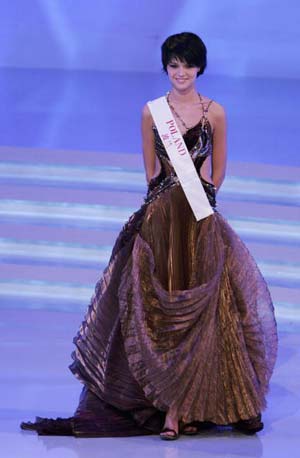 Учасниця конкурсу краси Міс Світу – 2005 Мальвіна Ратайцзак з Польщі на репетиції фіналу. Фото: Getty Images.